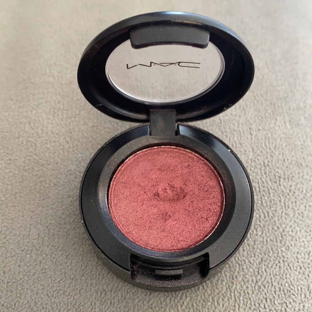 MAC eye shadow cranberry